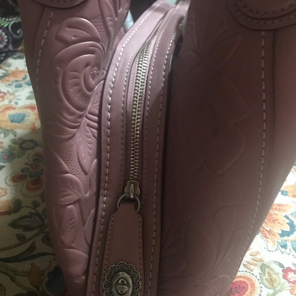 Pink Coach purse in new condition. Inside zipper locks purse.